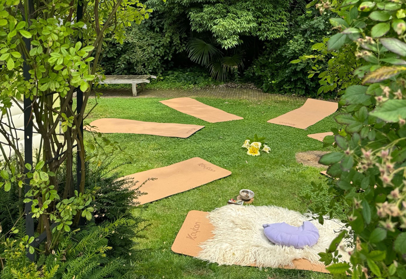 Yoga in de tuin tijdens een workshop